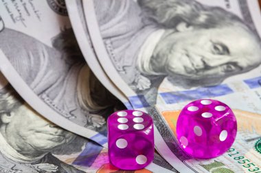 Tasarım amaçlı arkaplanda 100 dolarlık banknotlar var.