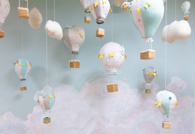Çocuk odası için el yapımı balonlar ve bulut süslemeleri.
