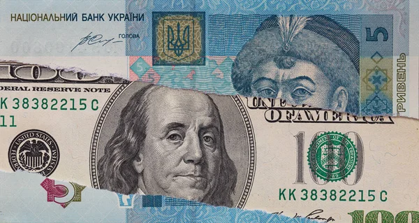 为设计目的通过撕破的5个乌拉圭语Hryvnia钞票兑换100美元钞票 — 图库照片