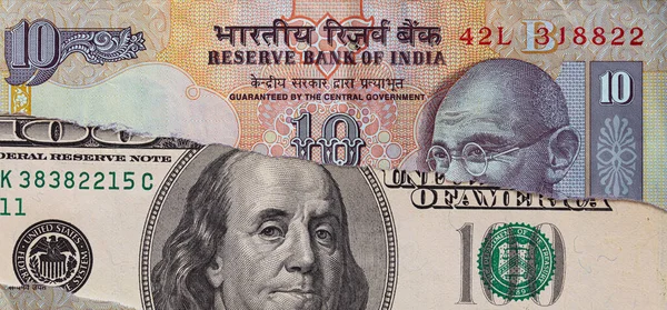 100デザイン目的のために引き裂かれたインドのルピー紙幣を通してドル紙幣 — ストック写真