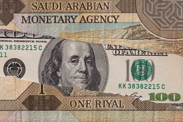 100ドル紙幣を引き裂くサウジアラビア リヤル銀行券をデザイン目的で — ストック写真