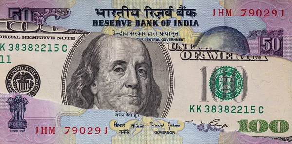 Banknot 100 Dolarowy Przez Podarty Banknot Rupii Indyjskiej Celów Projektowych — Zdjęcie stockowe