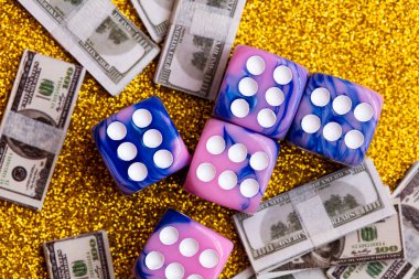 Tasarım amaçlı kumar konsepti olarak mavi ve pembe misket zarları