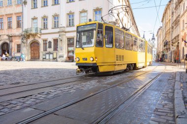 Lviv, Ukrayna - 13 Nisan 2023: Lviv, Ukrayna Pazar Meydanı 'nda tramvay