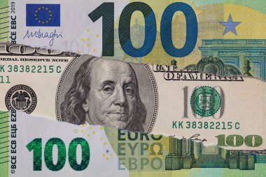Tasarım maksadıyla yırtık Avro banknotları aracılığıyla 100 dolarlık banknot