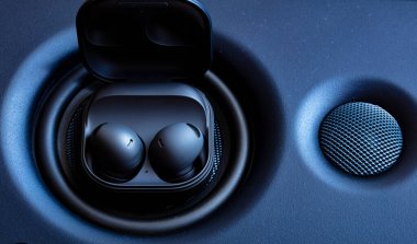 Tasarım amacı için hoparlörlerdeki siyah kablosuz kulaklık tomurcukları