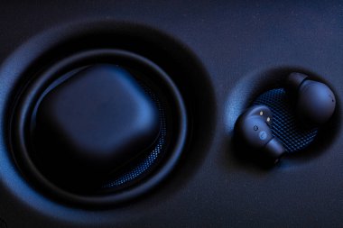 Tasarım amacı için hoparlörlerdeki siyah kablosuz kulaklık tomurcukları