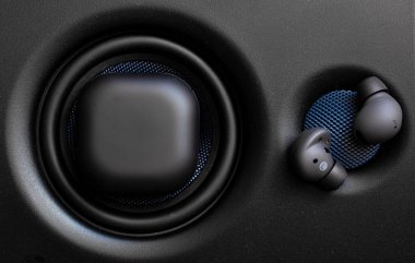 Tasarım amacı için hoparlörlerdeki siyah kablosuz kulaklık tomurcukları