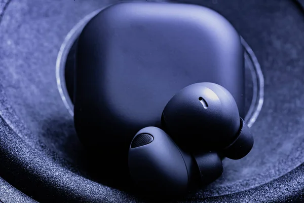 Tasarım Amacı Için Hoparlörlerdeki Siyah Kablosuz Kulaklık Tomurcukları — Stok fotoğraf