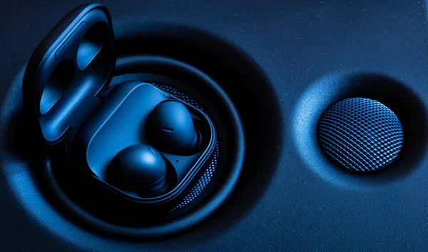 Tasarım Amacı Için Hoparlörlerdeki Siyah Kablosuz Kulaklık Tomurcukları — Stok fotoğraf