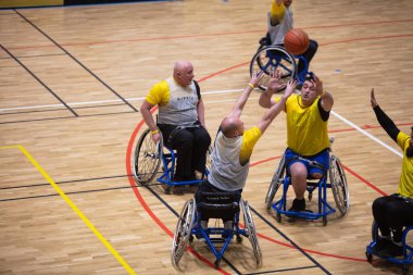 Lviv, Ukrayna - 29 Mayıs 2023: Invictus Games Ukrayna 2023, Lviv. Tekerlekli sandalye basketbol maçı