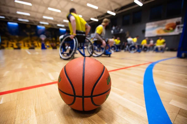 Tekerlekli Sandalye Basketbol Maçında Sahada Basketbol Topunun Yakın Çekimi — Stok fotoğraf