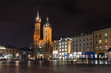 Krakow, Polonya - 8 Ekim 2019: St. Mary Bazilikası (Cennete Krakow Kilisesi), Polonya