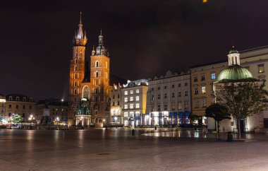 Krakow, Polonya - 8 Ekim 2019: St. Mary Bazilikası (Cennete Krakow Kilisesi), Polonya