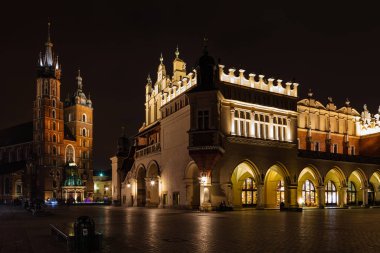 Krakow, Polonya - 8 Ekim 2019: St. Mary Bazilikası (Cennete Krakow Kilisesi), Polonya