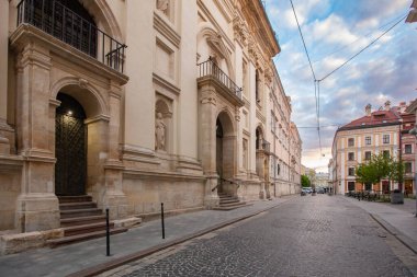 Lviv, Ukrayna - 6 Mayıs 2023: Aziz Peter ve Paul Garrison Kilisesi (Cizvit Kilisesi))