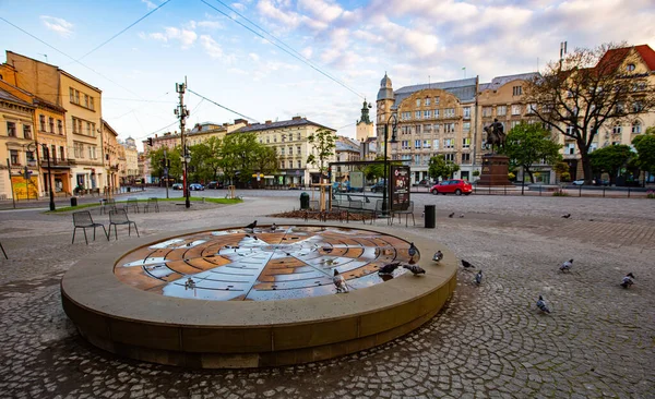 乌克兰利沃夫 2023年5月6日 献给乌克兰英雄Dmytro Vinci Kotsyubailo和利沃夫Halytska广场俄罗斯 乌克兰战争所有军事志愿者的喷泉 — 图库照片