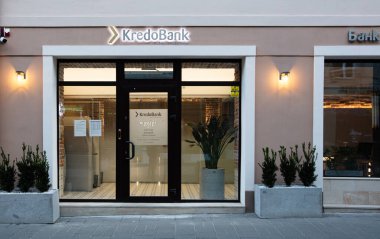 Lviv, Ukrayna - 6 Mayıs 2023: Halytska Caddesi 'ndeki KredoBank ofisi. Lviv içinde