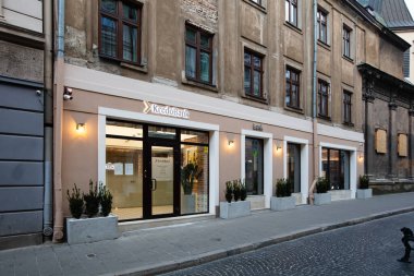 Lviv, Ukrayna - 6 Mayıs 2023: Halytska Caddesi 'ndeki KredoBank ofisi. Lviv içinde