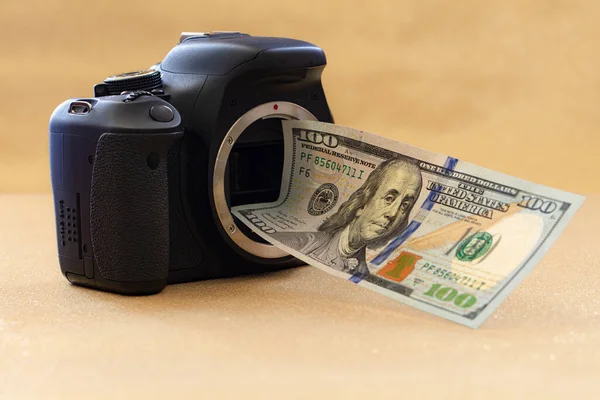 Τραπεζογραμμάτιο Και Φωτογραφική Μηχανή Των 100 Δολαρίων Ηπα Για Σχεδιαστικό — Φωτογραφία Αρχείου