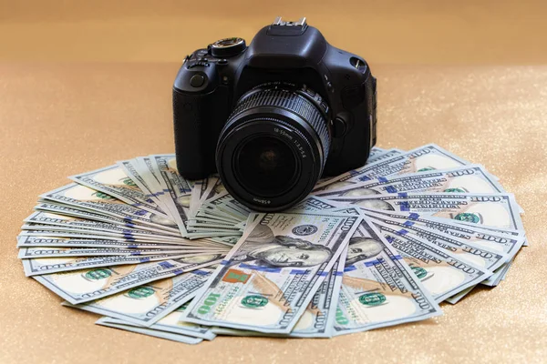Τραπεζογραμμάτιο Και Φωτογραφική Μηχανή Των 100 Δολαρίων Ηπα Για Σχεδιαστικό — Φωτογραφία Αρχείου