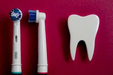 Frankfurt, Almanya - 1 Mayıs 2021: Oral-B Elektrikli Diş fırçası Değiştirme Başlıkları
