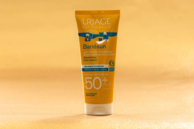 Paris, Fransa - 30 Mayıs 2023: Kullanım Bariesun Nemlendirici Çocuk Losyonu SPF50+