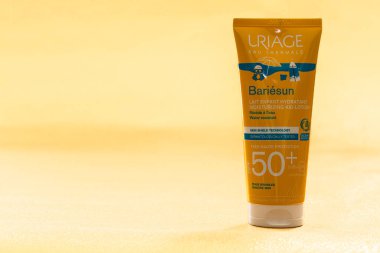 Paris, Fransa - 30 Mayıs 2023: Kullanım Bariesun Nemlendirici Çocuk Losyonu SPF50+