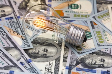 100 dolarlık arka planda yanan ampul desing amacı için