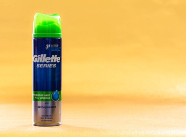 Boston, ABD - 30 Mayıs 2023: Gillette Serisi Hassas Cilt Tıraşı Jeli sarı arka planda izole edildi