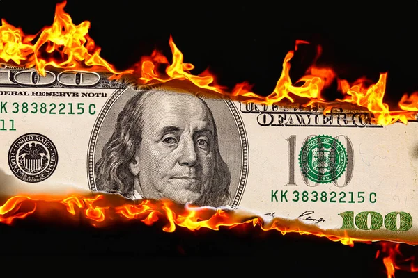 100 Dollar Schein Flammen — Stockfoto