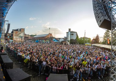 Lviv, Ukrayna - 30 Mayıs 2023: Bez Obmezhen Konseri. ŞEHİTİRDEN BİRLİK! Seyirciler ve atmosfer uyum içinde