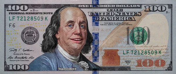 ベンジャミン フランクリンは100ドル札割れで微笑んだ — ストック写真