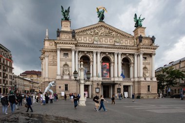 Lviv, Ukrayna - 29 Haziran 2023: Lviv Ulusal Operası yakınlarındaki Bay ARBITRIUM Heykeli Ukrayna 'yı destekleme ve savaşı uzaklaştırma simgesi olarak gösterildi.