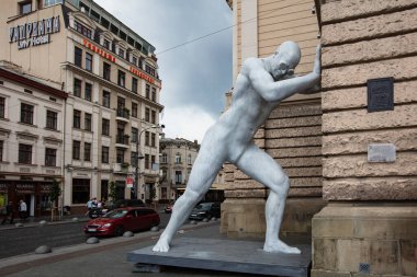 Lviv, Ukrayna - 29 Haziran 2023: Lviv Ulusal Operası yakınlarındaki Bay ARBITRIUM Heykeli Ukrayna 'yı destekleme ve savaşı uzaklaştırma simgesi olarak gösterildi.