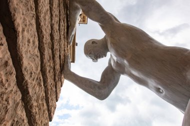 Lviv, Ukrayna - 29 Haziran 2023: Lviv Ulusal Operası yakınlarındaki Bay ARBITRIUM Heykeli Ukrayna 'yı destekleme ve savaşı uzaklaştırma simgesi olarak gösterildi.