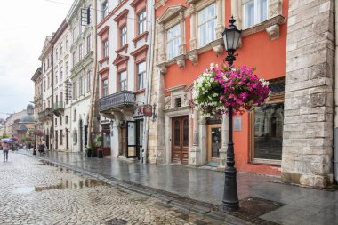 Lviv, Ukrayna - 29 Haziran 2023: Lviv, Ukrayna Pazar Meydanı 'ndaki Fener