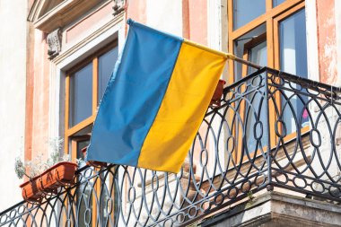 Lviv şehir merkezindeki balkonda asılı Ukrayna Ulusal Bayrağı