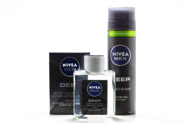 Berlin, Almanya - 30 Haziran 2023: Nivea Men Deep Clean Traş jeli ve Tıraş losyonundan sonra beyaz arka planda