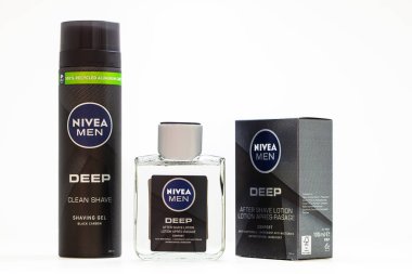 Berlin, Almanya - 30 Haziran 2023: Nivea Men Deep Clean Traş jeli ve Tıraş losyonundan sonra beyaz arka planda