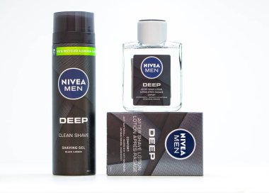 Berlin, Almanya - 30 Haziran 2023: Nivea Men Deep Clean Traş jeli ve Tıraş losyonundan sonra beyaz arka planda