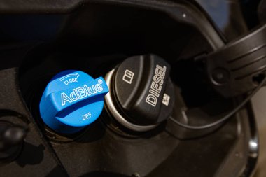 Lviv, Ukrayna - 21 Ekim 2022: Diesel egzoz sıvısı AdBlue için Doller boynunun kapatılması