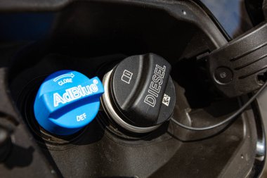 Lviv, Ukrayna - 21 Ekim 2022: Diesel egzoz sıvısı AdBlue için Doller boynunun kapatılması