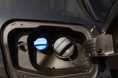 Lviv, Ukrayna - 21 Ekim 2022: Diesel egzoz sıvısı AdBlue için Doller boynunun kapatılması