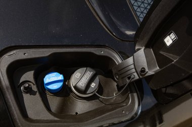 Lviv, Ukrayna - 21 Ekim 2022: Diesel egzoz sıvısı AdBlue için Doller boynunun kapatılması