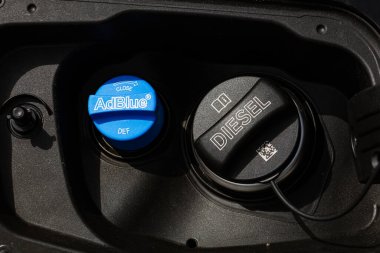 Lviv, Ukrayna - 21 Ekim 2022: Diesel egzoz sıvısı AdBlue için Doller boynunun kapatılması
