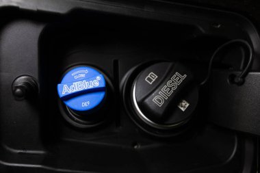 Lviv, Ukrayna - 21 Ekim 2022: Diesel egzoz sıvısı AdBlue için Doller boynunun kapatılması