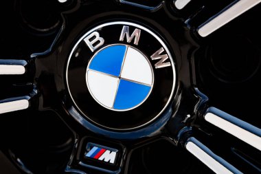 Lviv, Ukrayna - 6 Ağustos 2022: BMW tekerleğinin yakın çekimi