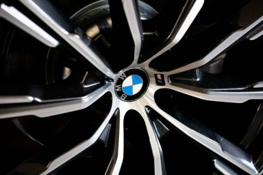 Lviv, Ukrayna - 6 Ağustos 2022: BMW tekerleğinin yakın çekimi