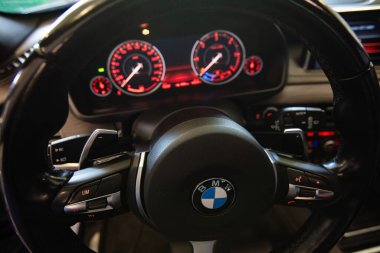 Lviv, Ukrayna - 6 Ağustos 2022: BMW araba direksiyonu